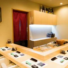 壁にかけてある書は、お店の雰囲気に合わせ書かれた書道家の作品