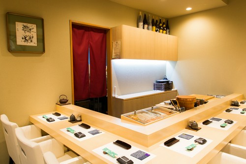 壁にかけてある書は、お店の雰囲気に合わせ書かれた書道家の作品