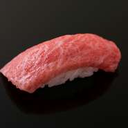 握るのは近海のみ！毎年素晴らしい鮪を1本買いしています。『本マグロのにぎり』　-2019年12月に1本確保！