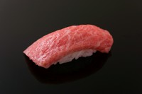 握るのは近海のみ！毎年素晴らしい鮪を1本買いしています。『本マグロのにぎり』　-2019年12月に1本確保！