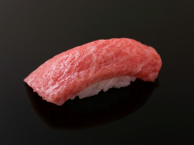 握るのは近海のみ!毎年素晴らしい鮪を1本買いしています。『本マグロのにぎり』 -2019年12月に1本確保!