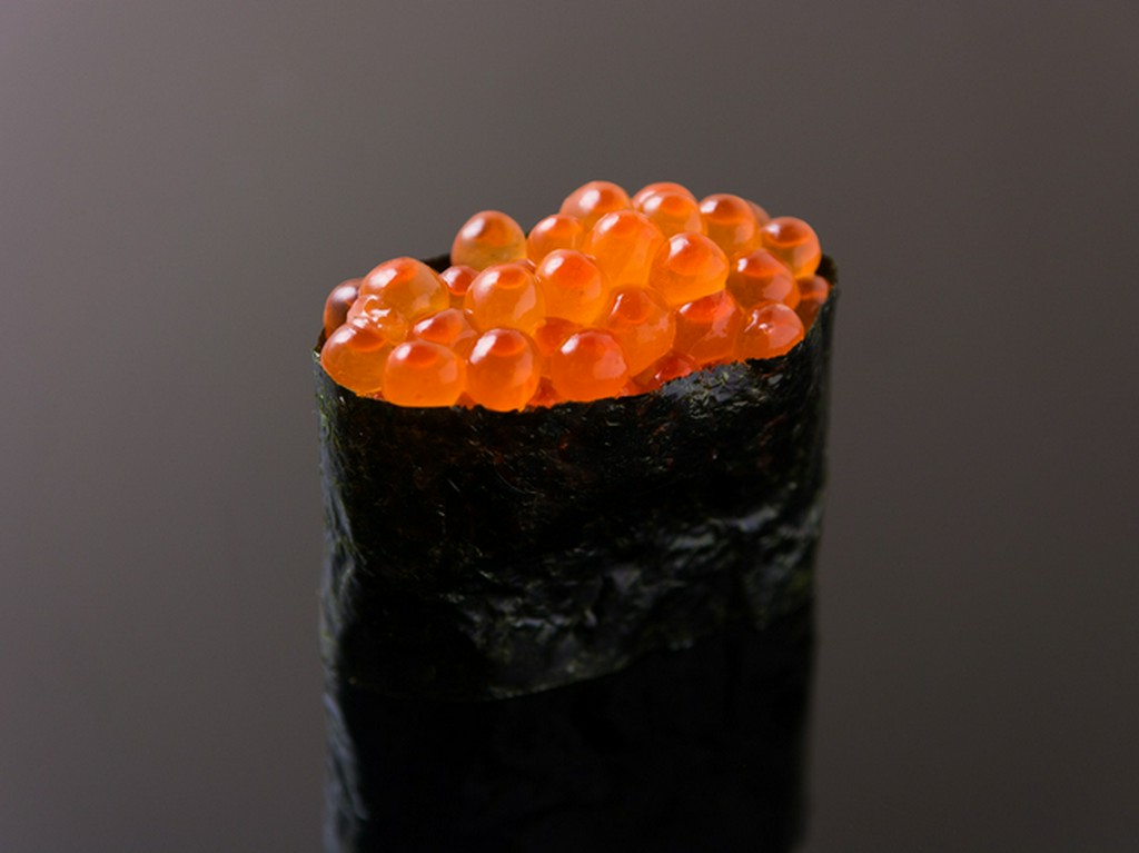 皮が口のなかでとろける本物のいくらは全国にファンが！北海道広尾産の最高級鮭卵を使用！『イクラの軍艦』