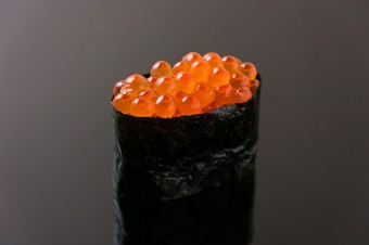 皮が口のなかでとろける本物のいくらは全国にファンが！北海道広尾産の最高級鮭卵を使用！『イクラの軍艦』