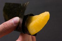 厚田産の鰊の子を2月に1年分買います。一般に出回る輸入のカズノコとは大違いで多くのお客様が驚きます。