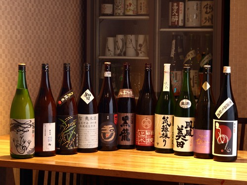 日本全国から集めたこだわりの地酒80種類以上を堪能できます