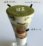 ティラミスをパフェにしました★濃厚なマスカルポーネクリームをたっぷり使い「ティラミス」にはベイクドチーズケーキ、「抹茶」には抹茶ムース＆わらびもちを合わせ、食感の変化が楽しめるパフェに仕上げました♪