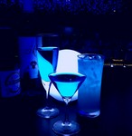 北海道の青いビール「流氷ドラフト」やオリジナルカクテル「ブルーマティーニ」など「青」をテーマにしたドリンクメニューです。【ノンアルできます】