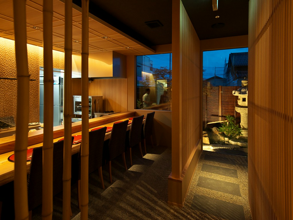 居心地のよいカウンター席でゆったりと食事を堪能