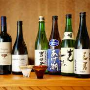 日本酒、焼酎からワインまで充実のラインナップ。特に日本酒は地元産のものを中心に、全国各地の銘柄が揃っています。絶品の料理とともにじっくりと銘酒を愉しみ、喉を潤してはいかが。


