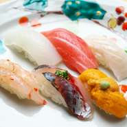 地元産の鮮魚を季節ごとにネタに使用。素材本来の旨みをたっぷりと楽しめます。