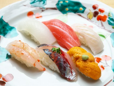旬のネタと絶妙な握りのシャリがマッチ『お寿司』