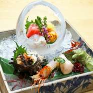 活きのよい魚介を一皿に盛ったお造り。日本酒のお供としても相性抜群の逸品です。