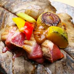 最後まで箸を持つ手が止まらなくなる『合鴨朴葉味噌』