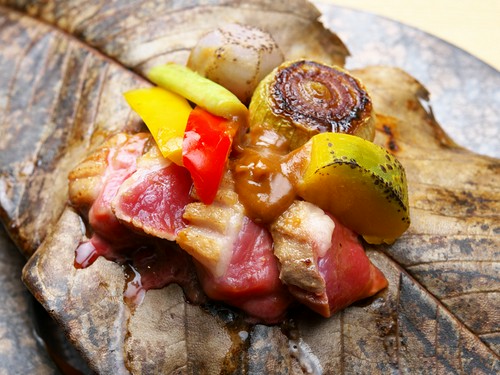 最後まで箸を持つ手が止まらなくなる『合鴨朴葉味噌』