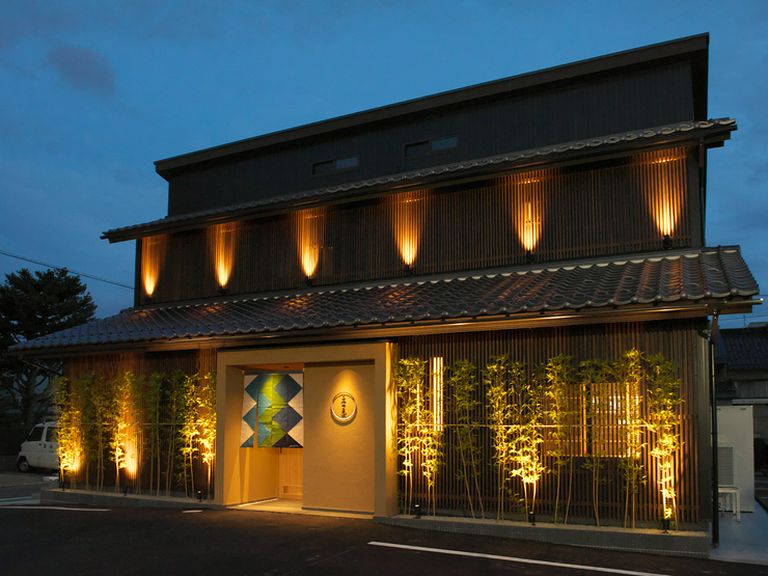 夜は美しくライトアップされる純和風の外観がお店の目印