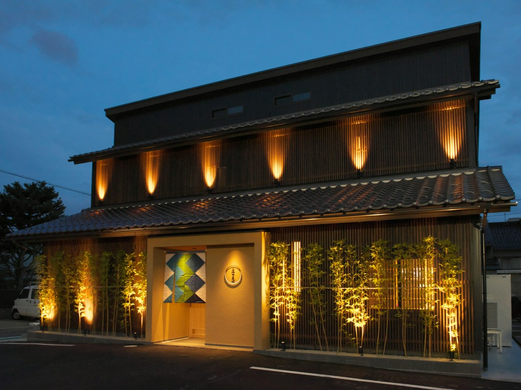 夜は美しくライトアップされる純和風の外観がお店の目印