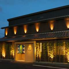 夜は美しくライトアップされる純和風の外観がお店の目印