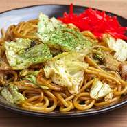 【笑わ】の焼きそば麺は太麺。製麺所に特注したオリジナル麺と自家製ソースがマッチした絶妙なおいしさ。