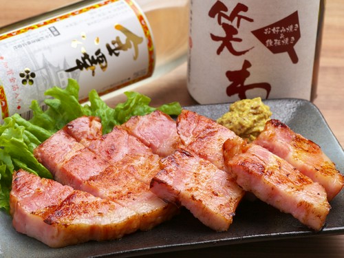 お酒も進む、熱々がおいしい鉄板焼きメニューも充実