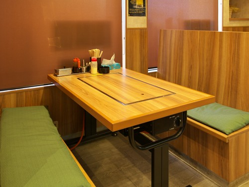 周りの目線が気にならないつくりのテーブル席