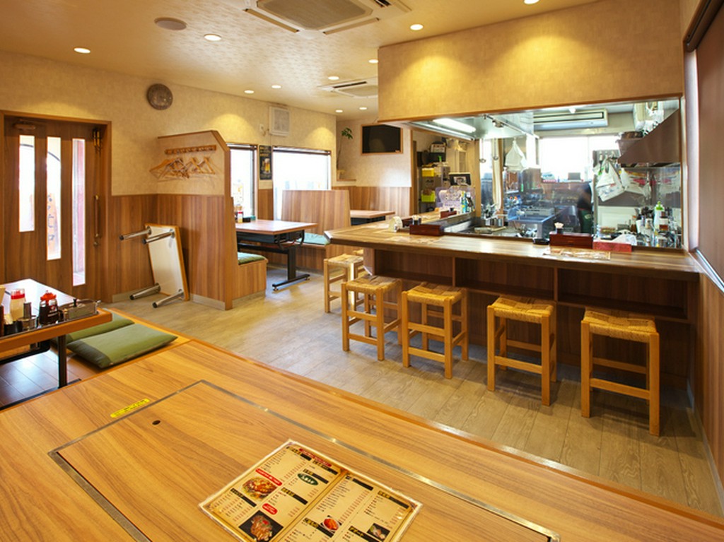 木目を基調としたナチュラルカラーで統一した心地の良い店内