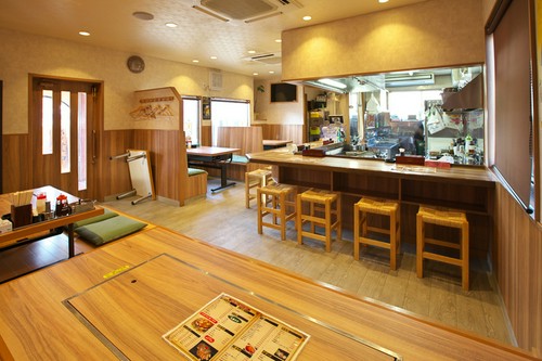 木目を基調としたナチュラルカラーで統一した心地の良い店内