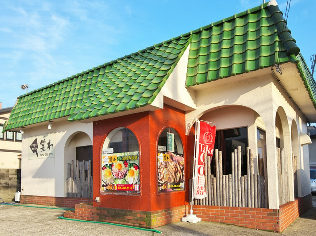 緑色の屋根が目印！　ファミリーにうれしい駐車場完備