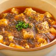 自慢の料理が揃う中でも、一番のおすすめは『麻婆豆腐』。2日間かけて丁寧につくられる自家製香辣油を使用し、旨さの中にピリッと辛みの効いた仕上がりになっています。やみつきになる味わいをぜひ召し上がれ。
