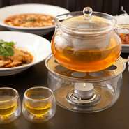 『鉄観音』や『茉莉花茶（ジャスミン茶）』など中国茶は全部で6種。キャンドルで長時間保温できる茶器は、お茶の時間をゆっくり楽しめると女性に評判。女子会などにもおすすめです。