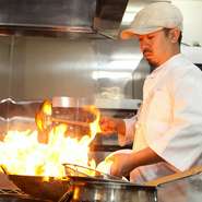 「地元に愛されるお店を目指して、お客様との出会いのひとつひとつを大切にしています。」と、熱い想いを語るシェフの永瀬氏。都心の有名ホテル等で磨いた腕を存分に発揮し、心をこめて料理しています。