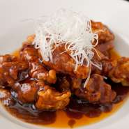 黒酢のきいた大人向けの酢豚は、クセになる独特の香りと味でお店でも一番人気です。