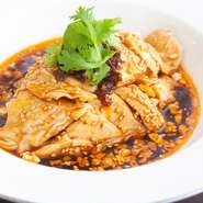 やわらかな鶏肉とオリジナル甜醤油のソースが相性抜群。辛いものが苦手な人も楽しめる一品です。