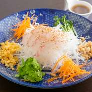 お店のお勧めである中国式刺身サラダなどは鮮魚のカリカリのナッツや揚げワンタンをアクセントにたっぷりの細切り大根と混ぜていただく中国式のお作りで特製の醤油タレにて豊かな風味にて是非ご賞味ください。