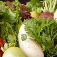 お店で使う野菜は、毎朝、契約農家で自ら収穫した新鮮なもの。とれたて野菜ならではの美味しさと栄養価で、お客様をおもてなしいたします。