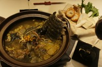 お肌に良いコラーゲンたっぷり、食べたそばから元気モリモリ活力がみなぎる滋養強壮の高級食材です。すっぽんの唐揚げ、お鍋、〆の雑炊までお出汁の一滴もあまさず堪能頂けます。
