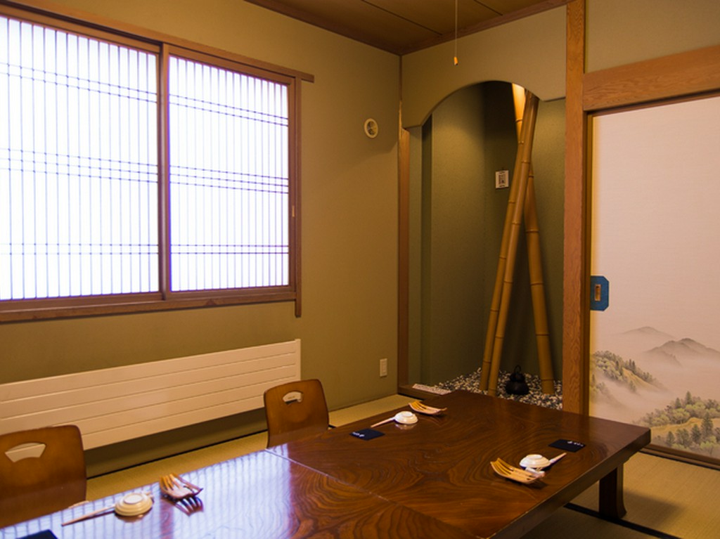 座敷、テーブルの個室は接待に人気の洗練された空間