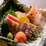 毎日、北海道に拘らず日本全国から旬の魚介類を仕入れており、旭川では珍しい食材を楽しむことができます。もちろん北海道の新鮮な海の幸も充実。極上の素材が日本の旬を感じさせてくれます。