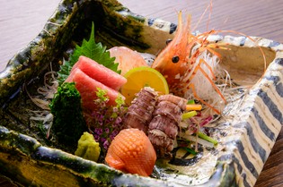 マグロ、エビ、イカ、穴子…全国から仕入れる旬の鮮魚