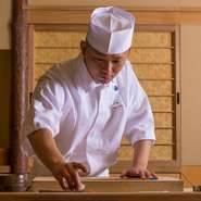 職人の仕事がよく見えるカウンター席をはじめ、店内のつくりと雰囲気づくりにこだわりました。ぜひ握っている姿も併せてお楽しみ頂きたいです。
