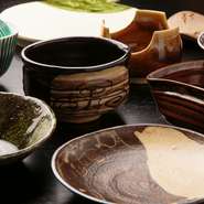 料理と同じように、器選びも大切なおもてなしのひとつ。清水六兵衛や叶松谷など京都を代表する陶工の器と季節の素材を生かした料理が融合し、えもいわれぬ美しさを表現しています。