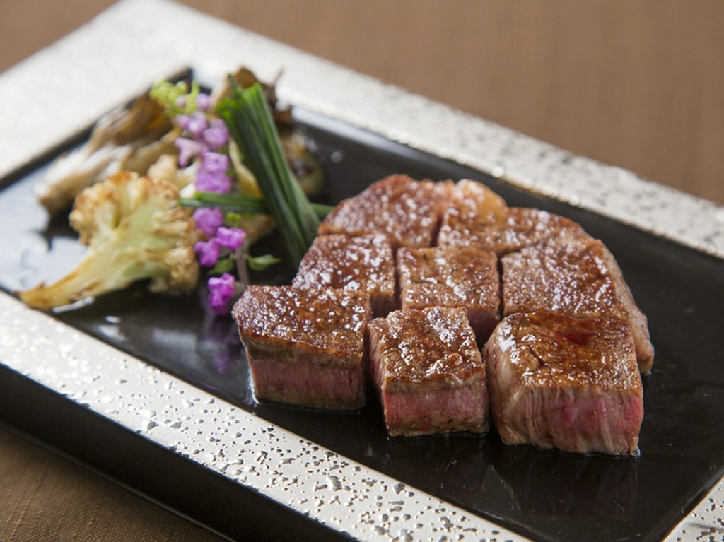 ゲストの目の前で、厳選したA4クラスのヒレステーキ焼き上げます