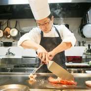 生きたまま空輸されてくるオマールエビは、鉄板の上でシェフの手によって見事な最期を迎え、『カナダ産オマールエビのソテー』としてテーブルに。日本海で獲れる新鮮な魚介も、贅沢な鉄板焼になります。
