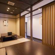 出雲大社の近くにあるお店らしく、木の印象が濃い和風の内装です。玄関横には家紋があります。1階のテーブル席は団体の方におすすめ。小上がりは、足腰に負担がかからない、4名座れる掘りごたつ席が2つあります。