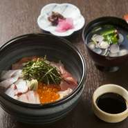 海が近い【看雲楼】ならではの新鮮な魚介類がのった『海鮮丼』です。蜆のお吸い物がついています。