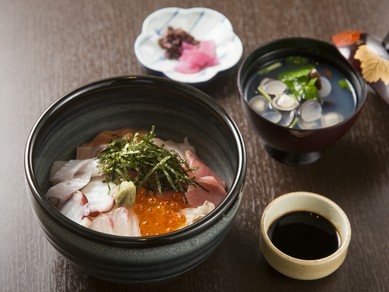 5種類以上の旬の魚介類がのっている『海鮮丼』