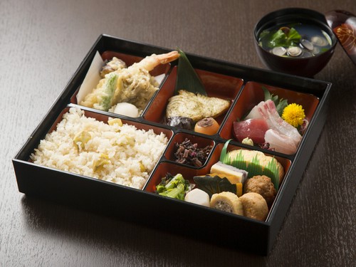 上品で高級感のある、日替わりで楽しめる『桜弁当』