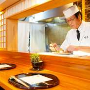 店主・児玉さんの料理コンセプトは、前菜から始まるコースメニューの一品、一品に手間をかけ、食材の持ち味を最大限に引き出すこと。味はもとより香りや食感、彩りも加味した五感で楽しむ至極の料理をご堪能あれ。