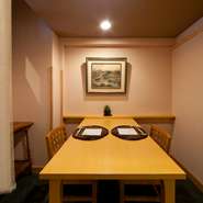 店主の児玉さんの「目の届く範囲で、手間をかけた料理を提供したい」という思いから店内はやや小さめ。その分、最大22人までの店内は、調度品から接客に至るまで店主のこだわりがしっかりと息づいています。
