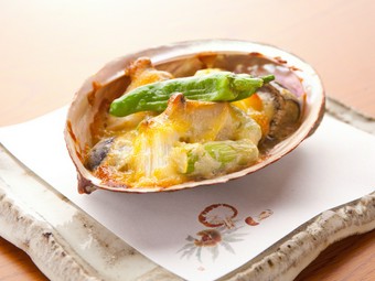 味噌の甘い香りと、鮑の食感が食欲を誘う『鮑の味噌風味焼』