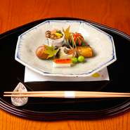 丸二日かけて煮込み骨までいただける『子持ち鮎の甘露煮』。『栗の渋皮煮』は仕上がりに3日かけています。